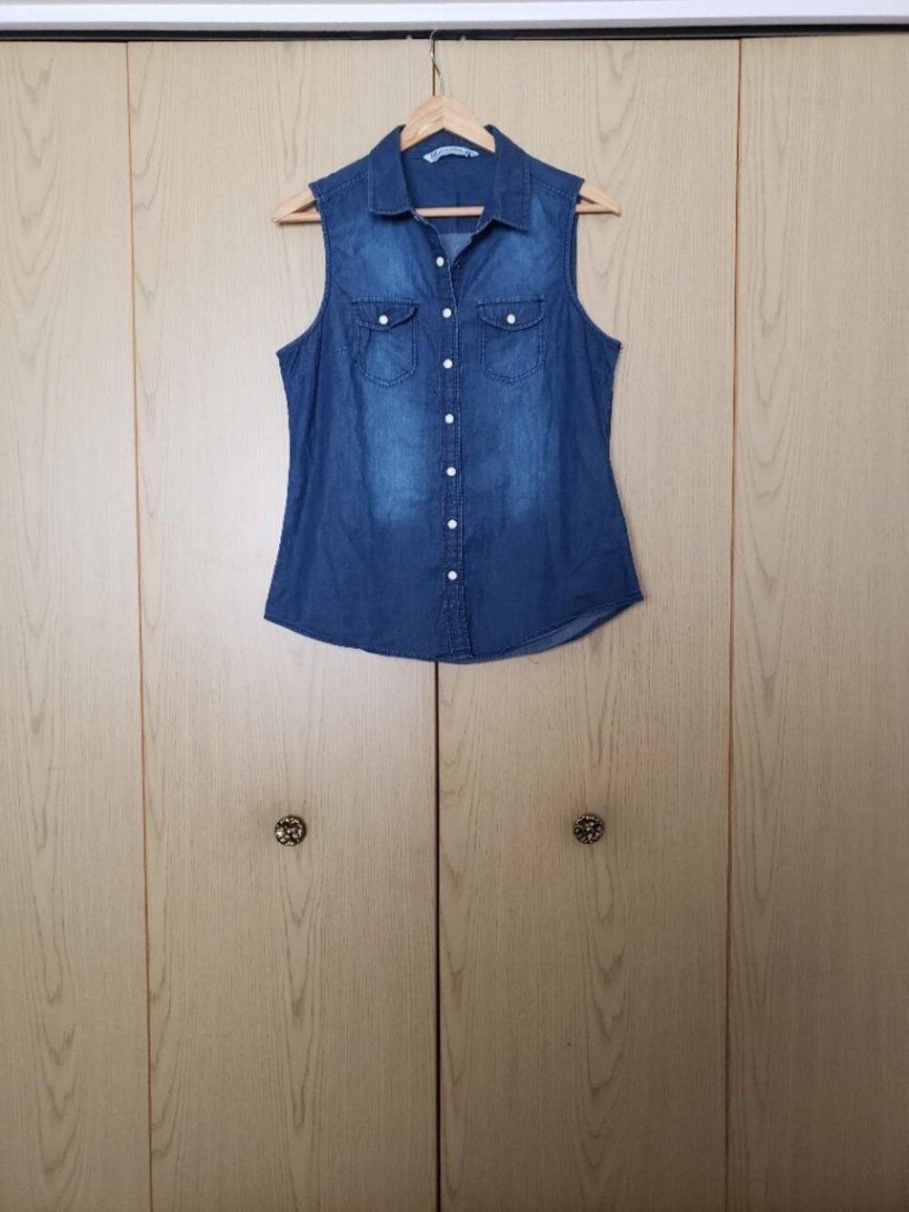 Bluenotes sleeveless denim top Medium 100% Cotton